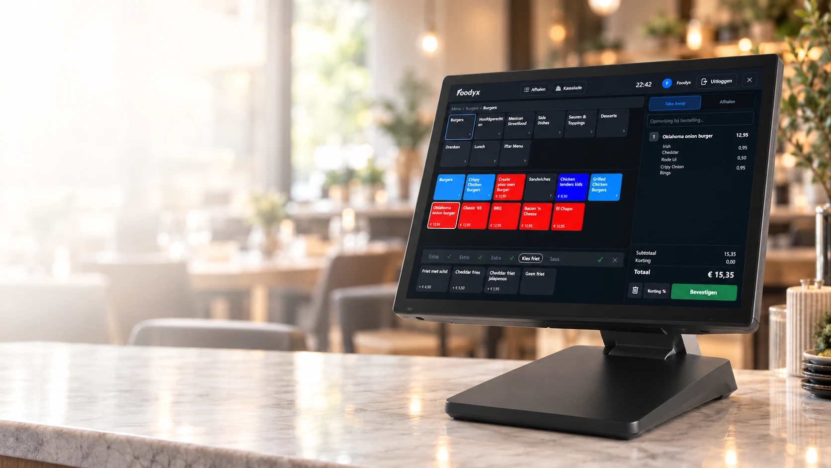 Foodyx POS op een kassaterminal op de toonbank van een restaurant, met een bestelling in opbouw en het totaal rechts in beeld.