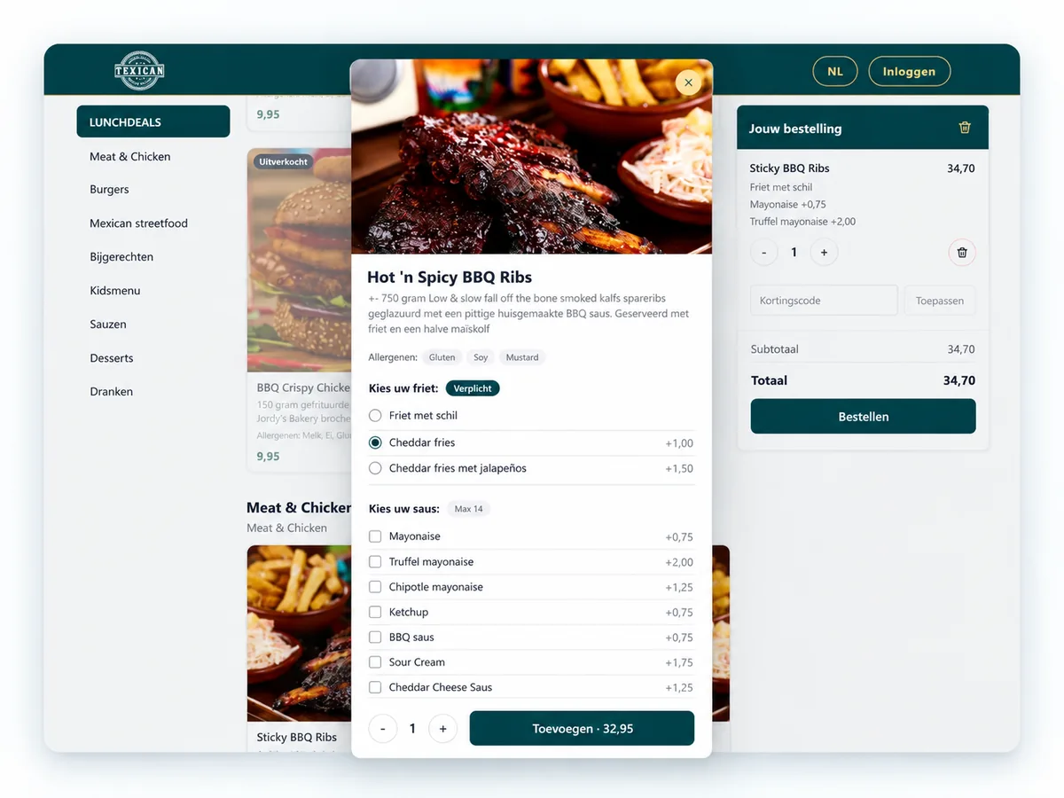 Een webshop van een restaurant, met de menucategorieen links, een geopend productvenster waarin keuzes voor friet en sauzen worden gemaakt, en de bestelling met het totaalbedrag rechts.