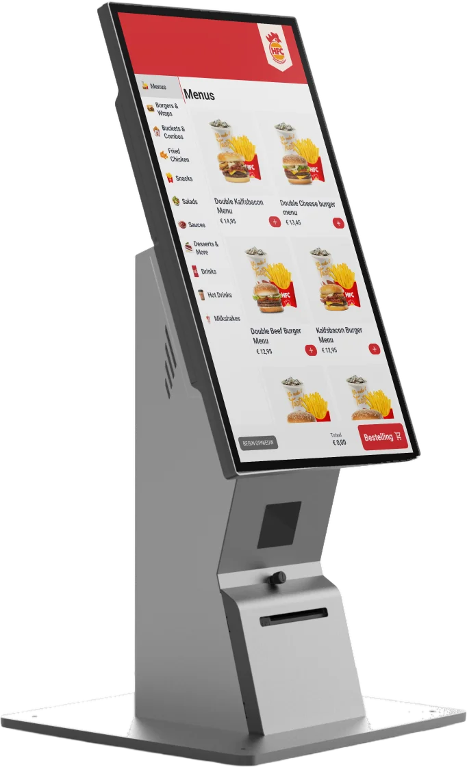 Een Foodyx Kiosk-bestelzuil met een groot staand touchscreen. Op het scherm staat het menu van een restaurant: categorieën aan de linkerkant, gerechten met hun prijs en een plusknop, en onderaan het totaal en de knop Bestelling.